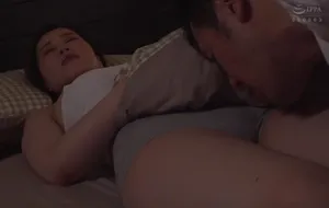 3 ngày chồng yêu đi công tác, vợ yêu ở nhà nữa đêm bị bố gã chồng mò vào phòng