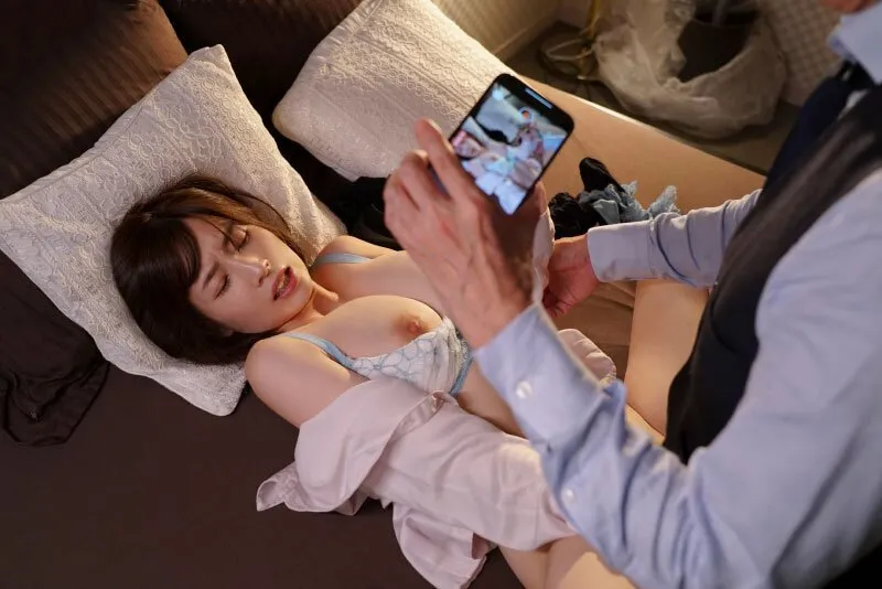 Cấp trên chuốc thuốc em thư ký bắt làm tình cả đêm khi đi công chuyện xa